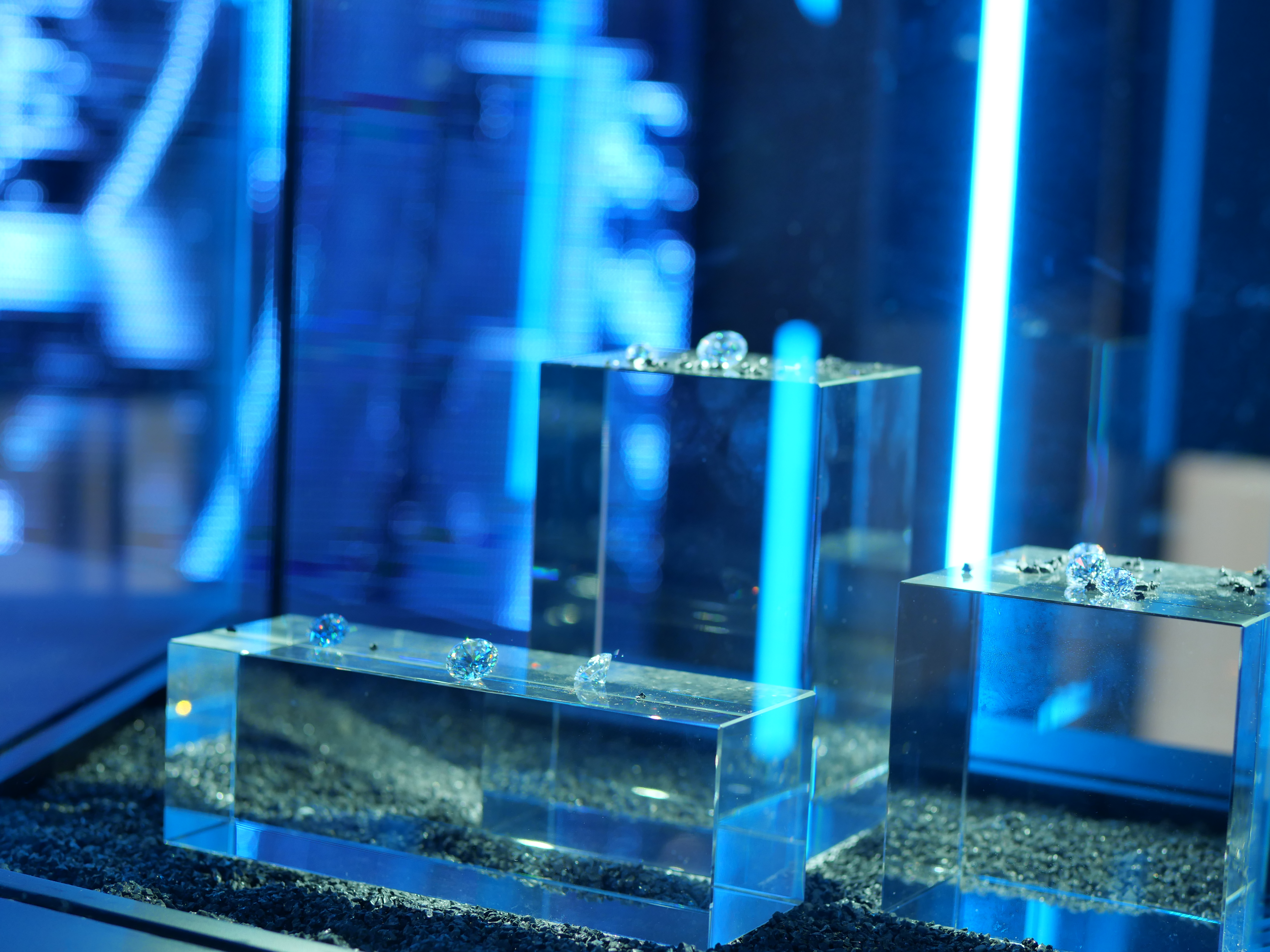 明豐珠寶  融·曜—黃金點(diǎn)鉆專題展正式開(kāi)幕